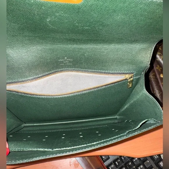 Project Louis Vuitton Green Leather clutch with Gold Lock - Picture 3 of 15